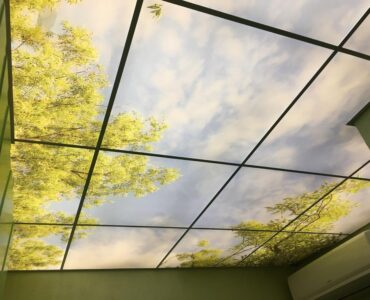 Монтаж стеклянных потолков с фотопечатью и подсветкой