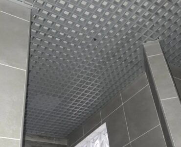 Монтаж потолка Грильято 50х50